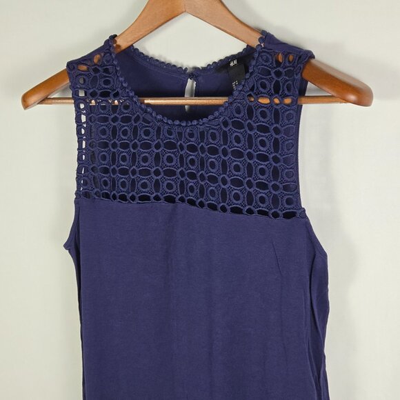 H&M Women’s Navy Blue Eyelet Lace Sleeveless Top Size M Keyhole Back Boho Chic‎ - Picture 2 of 7